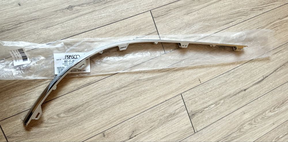 Продавам покривна/защитна лайсна за броня за Volkswagen Passat CC