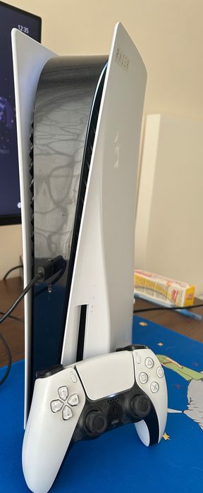 Продавам PlayStation 5(диск версия) в отлично състояние.