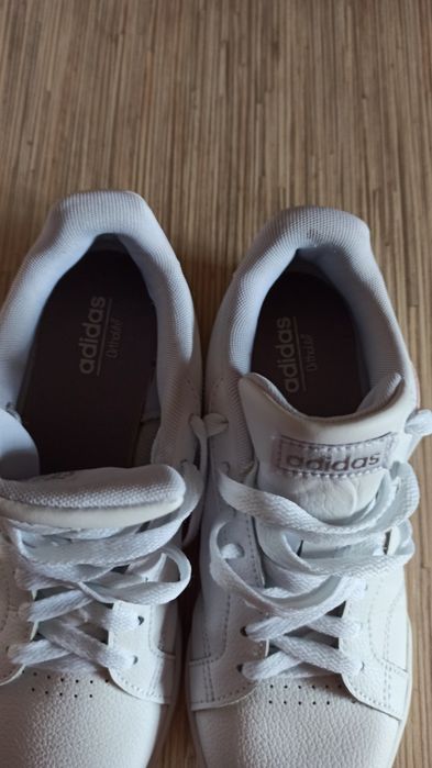 Pantofi sport  in stare buna