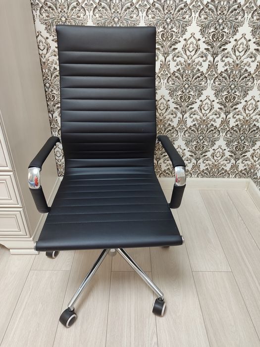 Продается офисная кресла ZETA 5728-H черный.Продаю так как не пользуюс