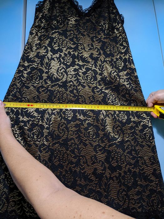 Rochie de ocazie purtata o data, culoare negru-auriu