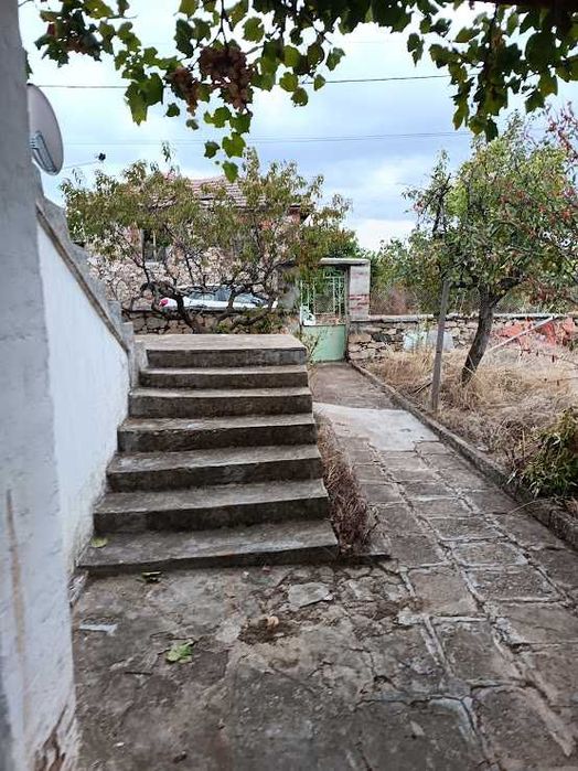 Масивна двуетажна къща в село Младиново
