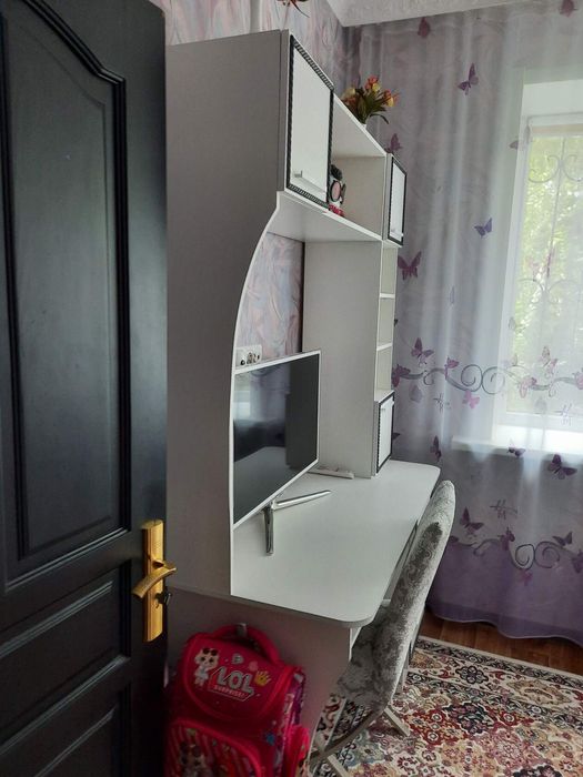 Компьютерный стол и комод для девочки