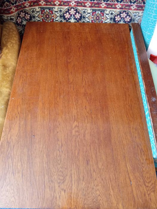 Стол журнальный полированный