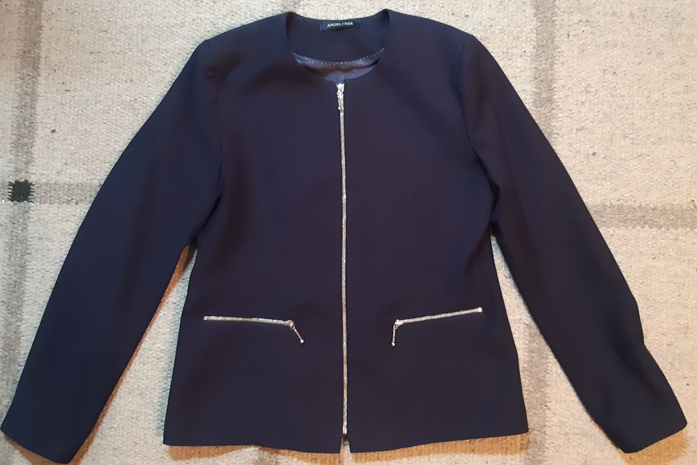 Школьная форма в хорошем состоянии.