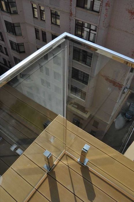 Balustrada de sticla cu profil de aluminiu