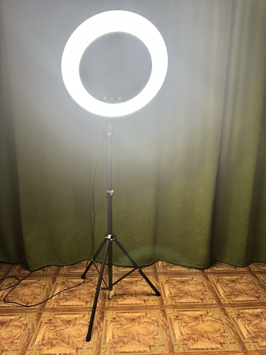 —Кольцевая лампа