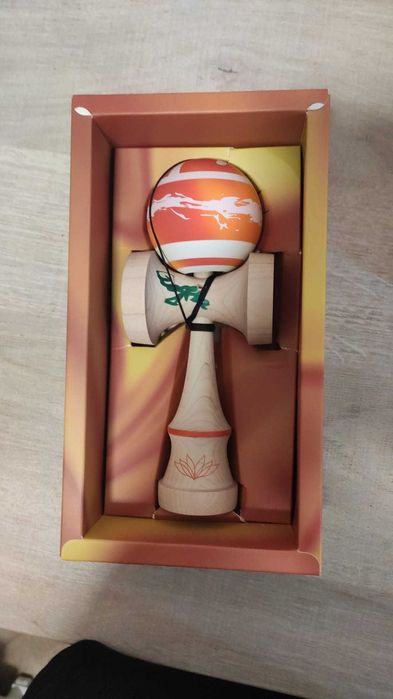 Kendama lotus Pyro noua semnata de:Goyia, ET si Miguel si cutia Este semnata.Scrieti-mi in privat pentru mai multe detalii