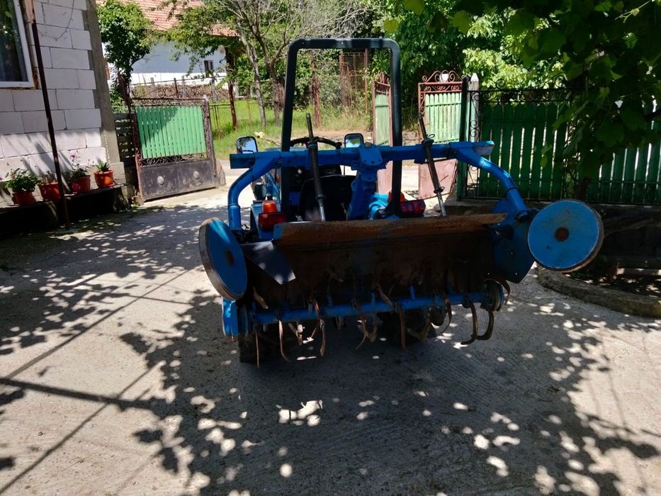 vand tractoras de 15 cai