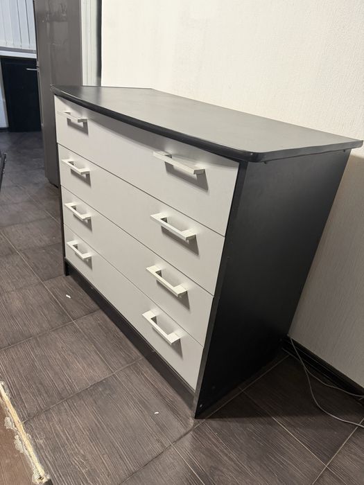 Комод в спальню либо прихожую