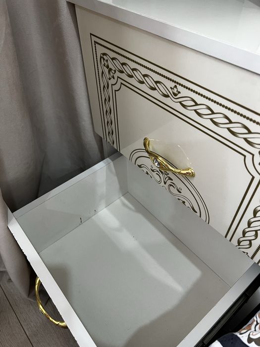Продам кровать и две тумбочки