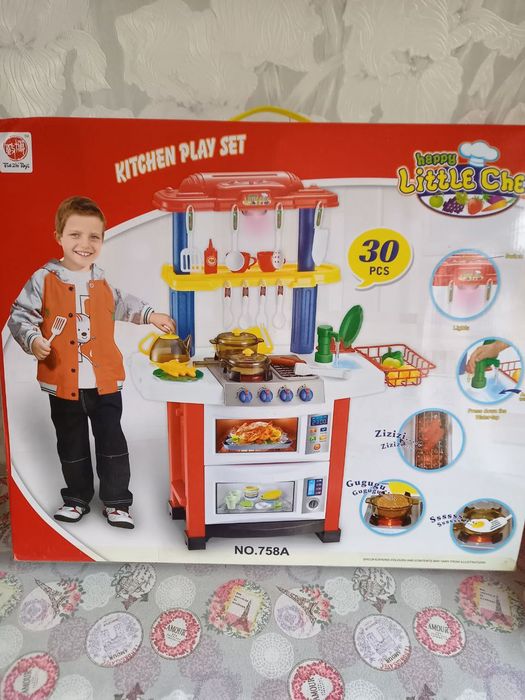 Детская кухня с посудой