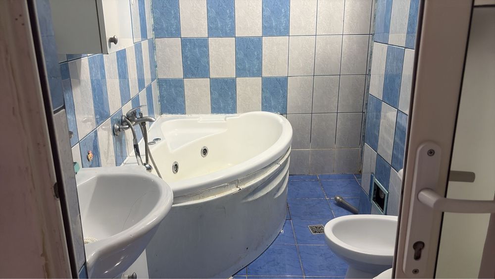 Vand apartament la etaj 2