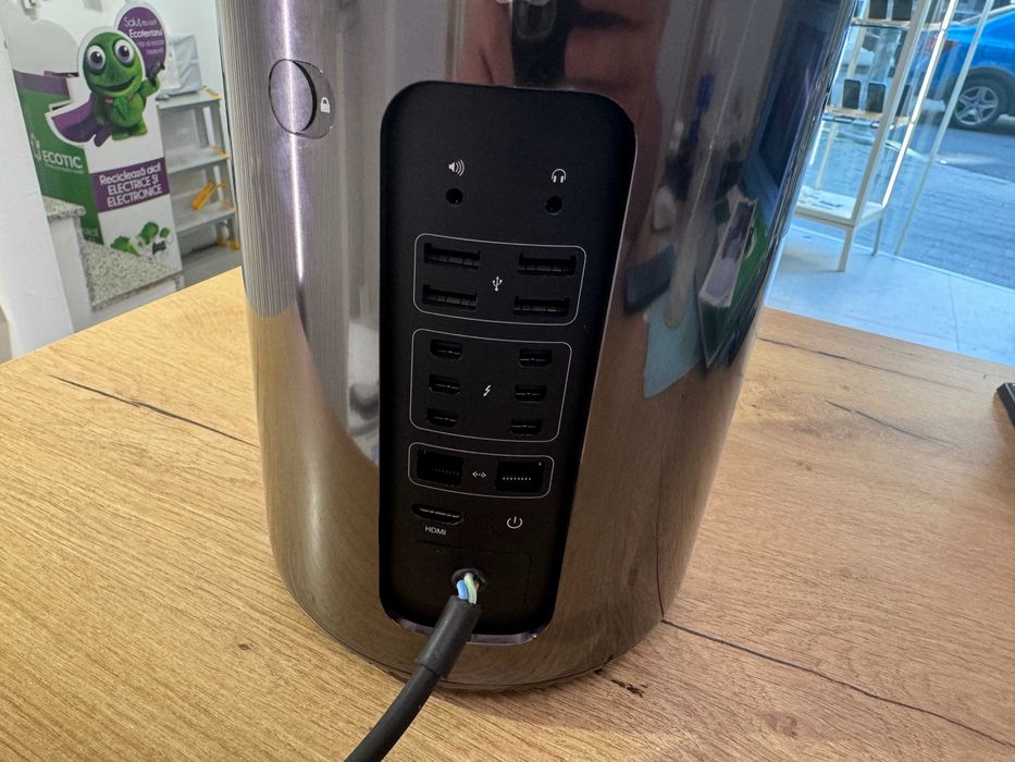 Apple Mac Pro 3.5 GHz 6-Core Intel Xenon E5 -  16Gb RAM 500Gb SSD