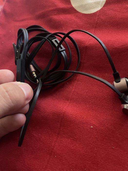 Caști profesionale cu fir si comenzi si microfon pe fir/butoane