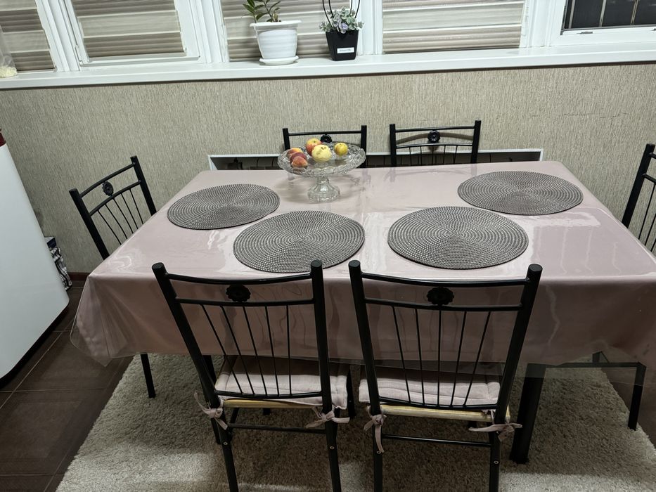 Стол со стульями в отличном состоянии