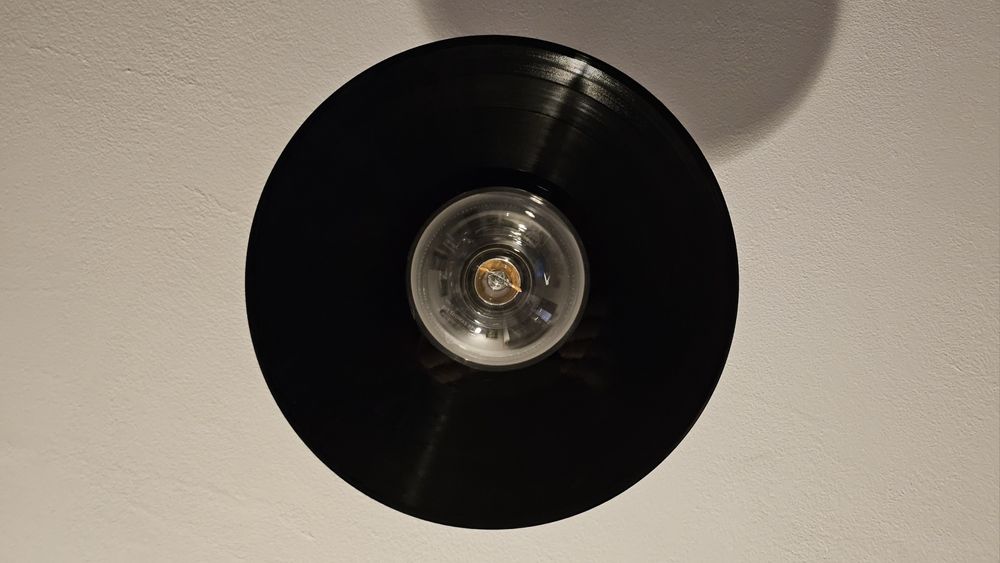Lustra tavan din disc de vinil