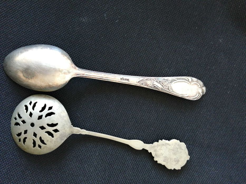 Doua linguri lingurite vintage de colectie una are crucea malteza