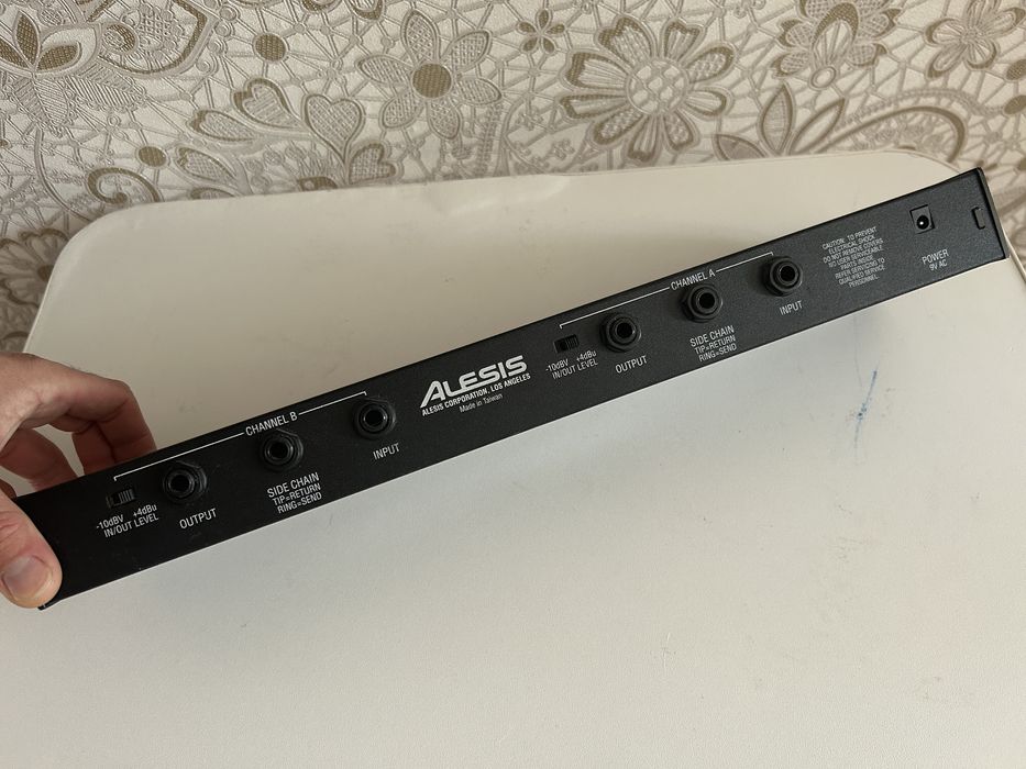 Alesis 3630 кпрссовер/ компрессор/лимитер