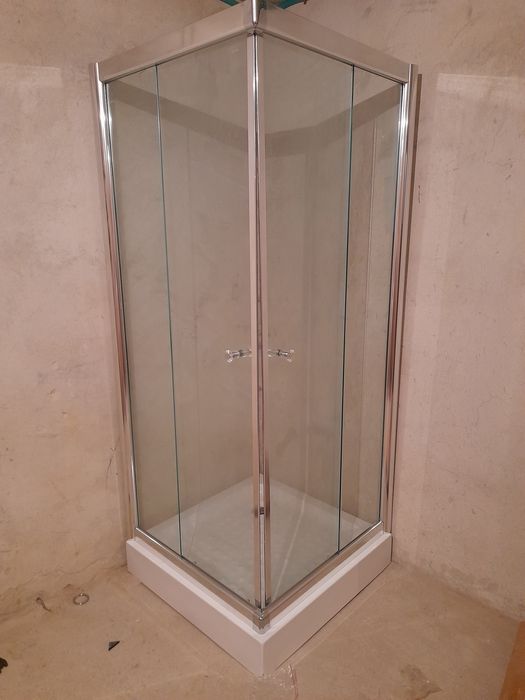 Квадратна душ кабина и квадратно корито