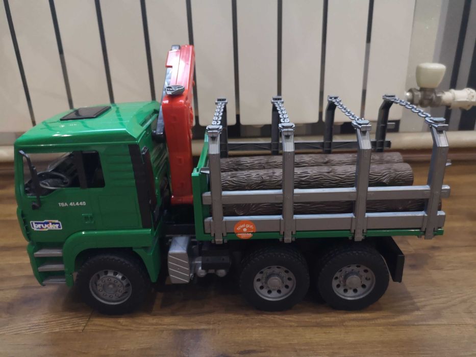 Лесовоз игрушка фирмы Bruder