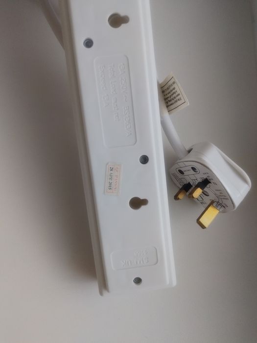 Удлин-итель для британских вило-к на 4 розет-ки.