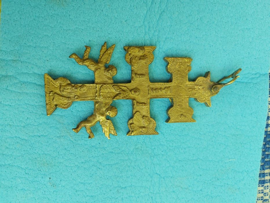 Crucea Caravaca secolul al XVII -lea realizata din bronz .dimensiuni:12×6 cm stare bună