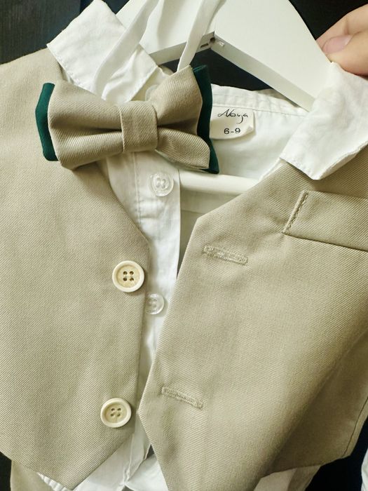 Costum botez baietel 6-9 luni elegant verde cu bej papion