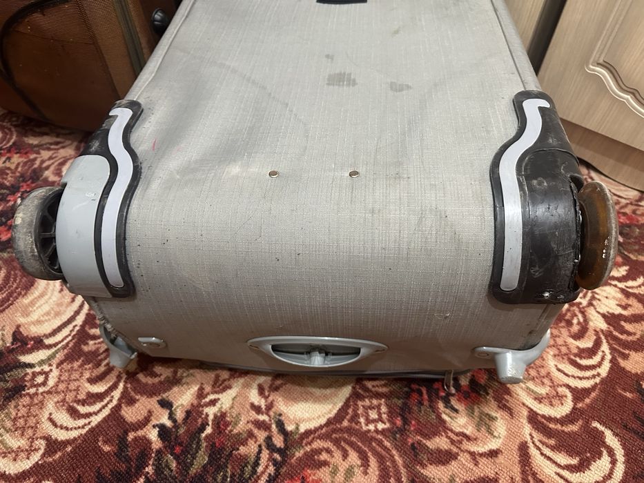 Чемодан большой, серого цвета