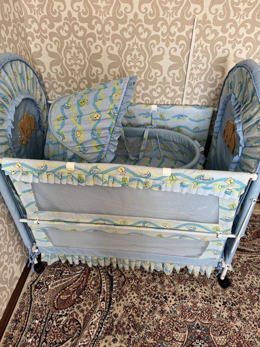 Детская кроватка с люлкой .