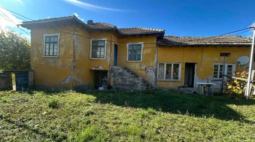 Двуетажна къща с фотоволтаици