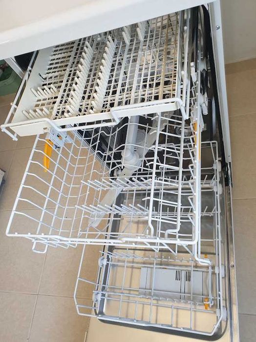 Miele Съдомиялна - 9 Комплекта - Свободностояща - 45см - Тясна