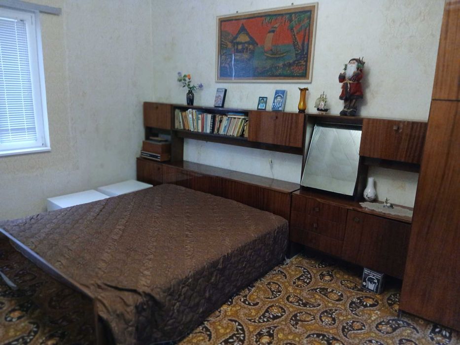 продава се цял комплект за спалня и матрак ракла, шкафове и гардероб.