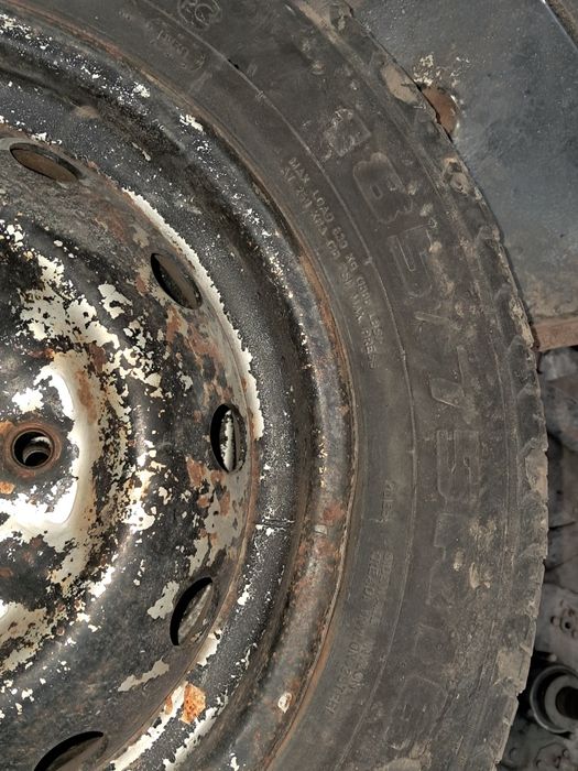 Шины  с дисками стояли на ниве