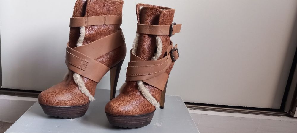 Ghete de firma îmblănite cu toc înalt