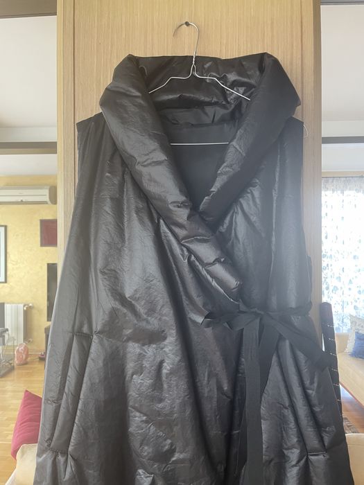 Черен асиметричен елек с качулка