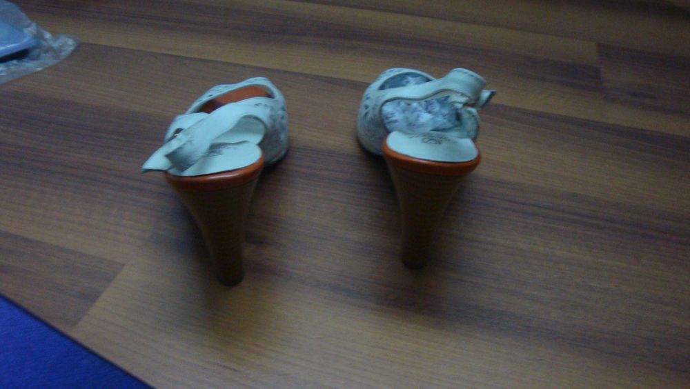 Босоножки кожаные новые