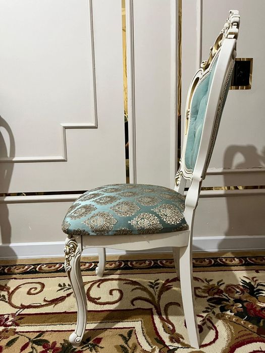 Продаётся стол и стулья