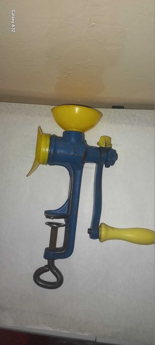 Rasnita veche de mac din fonta