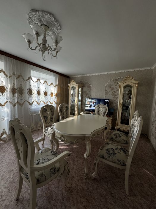 Стол и стулья в стиле барокко
