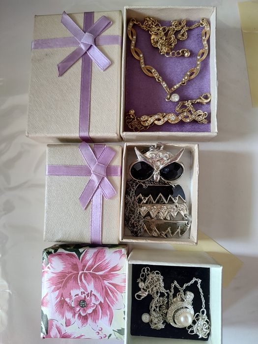 Cosmetice,produse make-up,accesorii dama,ceas nou și altele