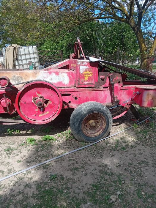 Presa balotat  de  vinzare