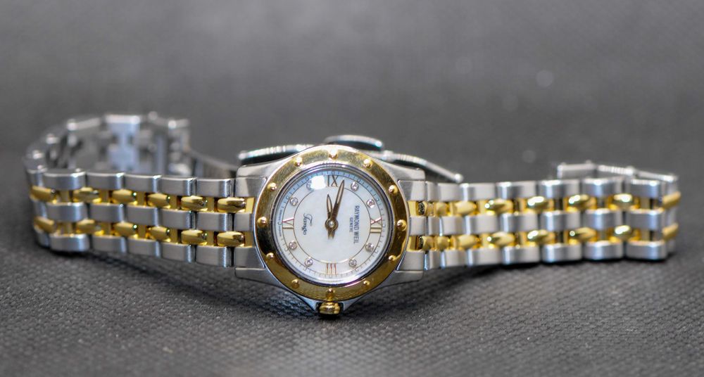 Швейцарски дамски часовник с диаманти - Raymond Weil Tango 5790