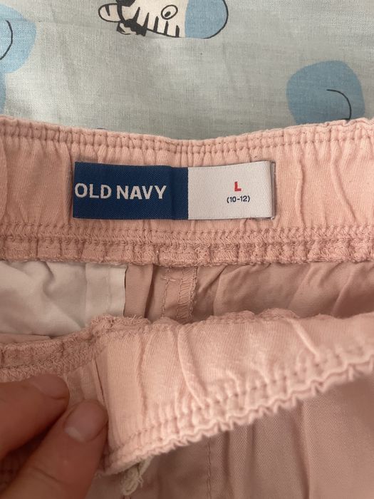 Vand 4 perechi pantaloni scurti 8-9 ani