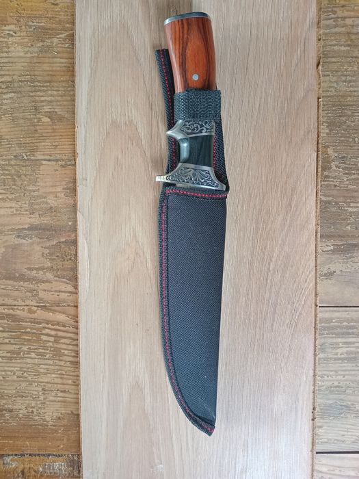 Ловен нож „Вълк“ с калъф – стилен дизайн, много запазен