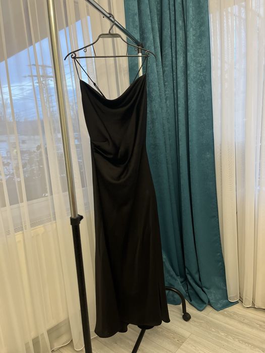 Сатенена черна рокля ZARA