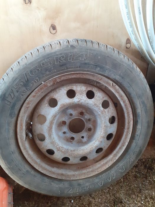 Продам три покрышки на 14 с дисками