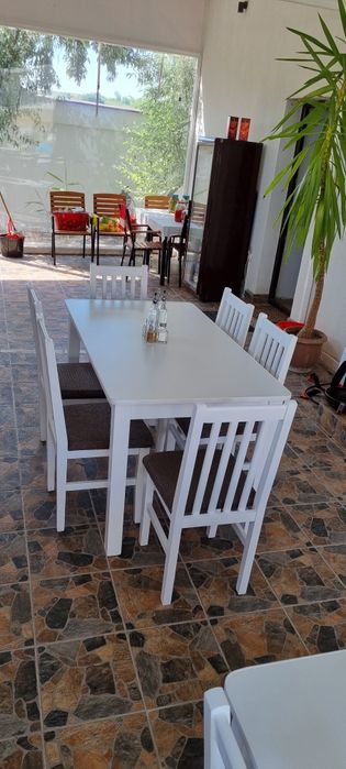 Scaune,mese albe din lemn masiv pentru saloane,nunti, restaurante