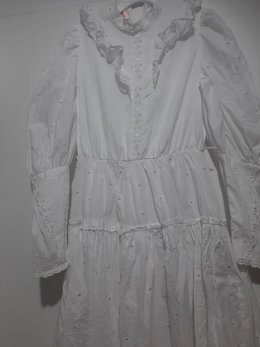 Бяла рокля с рязана бродерия