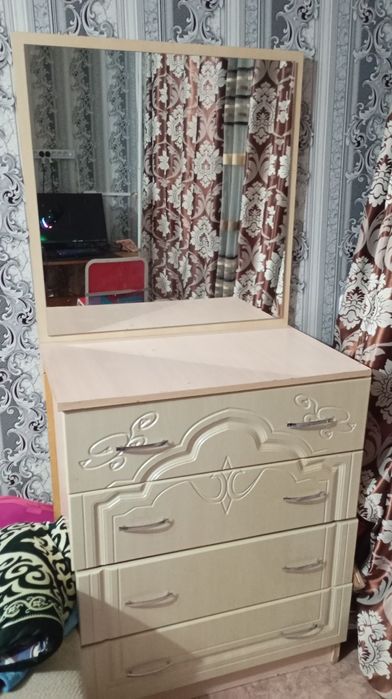 Продам комод с зеркалом не дорого.